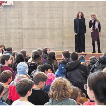 Träume werden greifbar - Alayah Pilgrim im Gespräch mit Schulleiterin Monja van Wegberg und vielen gespannten Zuhörerinnen und Zuhörern. Bild: zg