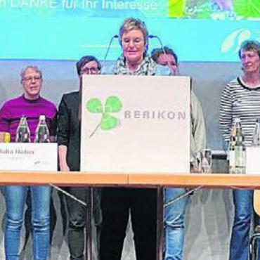So viele Pflegestunden wie noch nie - Von Brigitte Weibel, Präsidentin der Spitex Mutschellen-Reusstal, wurden die Mitarbeitenden der Organisation auf die Bühne geholt, um verdankt zu werden. «Ihr seid die wahren Heldinnen und Helden unserer Organisation.»