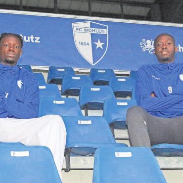 Die Rückkehr der Torjäger - Nathan Tayey (links) und Nathan Kisisa sind wieder zurück beim FC Wohlen. In ihrer ersten Saison im Freiamt haben sie zusammen 27 Tore erzielt. Jetzt sind es bisher acht. Das Duo will weitere Tore folgen lassen, um den FCW in die Aufstiegsspiele zu schiessen. Bild: Josip Lasic