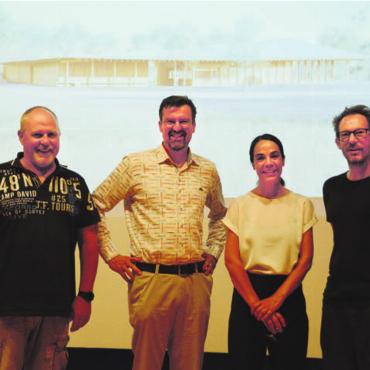 Altbekanntes mit neuem Eingang - Freude über das Siegerprojekt (v. l.): Betriebsleiter Martin Burkart, Gemeinderat Beat Küng, Architektin Mireya Heredero und Landschaftsarchitekt Christoph Schubert. Bild: vaw