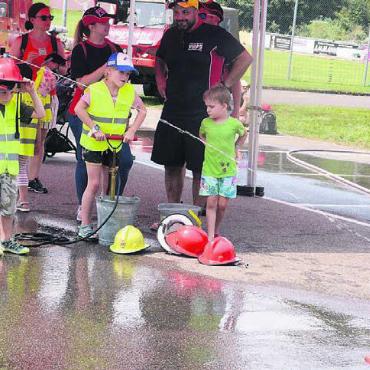 Von der besten Seite präsentiert - Mit dem Schlauch auf dem Helm einen Ball runterspritzen? Gar nicht so einfach. Vor allem wenn der Wasserdruck nicht gleichmässig ist. Bilder: chh