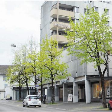 «Zur Stadt Paris» – eine Schönheit - … und hier das aktuelle «Manor»-Gebäude, das von der Warenhauskette in Kürze verlassen wird.