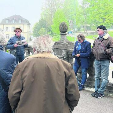 Neuzuzüger auf Entdeckungsreise - Auf dem Kirchenvorplatz informierte Heini Stäger über die historischen Gebäude rund um den Kirchenplatzkreisel. Bild: wam