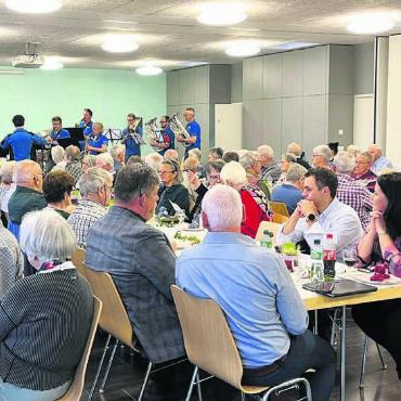 Hier halten Ehen meist lange - Ein gut besetzter Pfarreitreff: Die 78 Jubilare und die Vertreter der Gemeinde wurden durch die Musikgesellschaft Egliswil begrüsst.