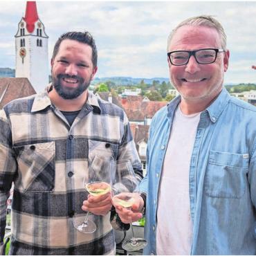 Vom Kribbeln zum Wahlglück - Prosit: Sandro Schmid (links) und Peter Werder freuen sich über ihre Wahl in den Stadtrat. Bild: Marco Huwyler