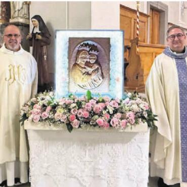 Italiener in Festlaune - Sie gestalteten die Feier: Pfarrer Ignatius Okoli, Don Luigi Talarico, Gastprediger Don Saverio Viola und Gemeindeleiter Gerhard Ruff (von links) mit dem Bild der «Madonna della fiducia». Bild: tre