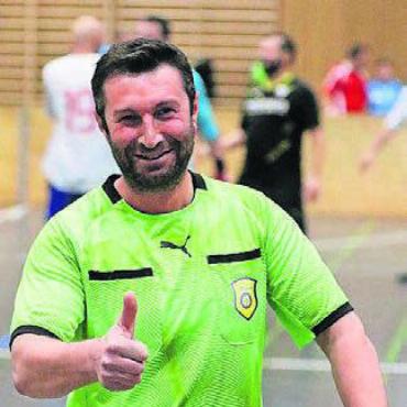 Mehr als Fussball - Auch der Wohler Schiedsrichter Imo Karabacak war bestens aufgelegt.