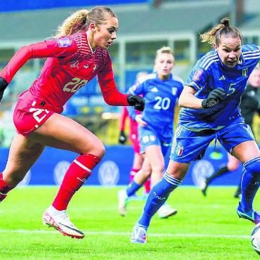Vom Kloster ins Kolosseum - Im Dezember 2023 spielte Alayah Pilgrim (links) in der Nations League gegen Italien. Nun wechselt sie mit grosser Wahrscheinlichkeit zur AS Rom. Bild: Freshfocus