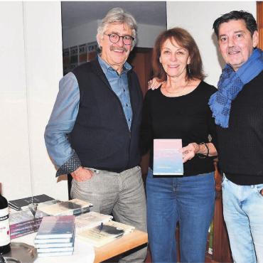 «Solangs no goht, chunnts guet» - Stubengeschichte voller Offenheit und Herzlichkeit (v. l.): Organisator Andreas Weber, Gastgeberin Edith Weber und Autor Andreas Neeser. 
Bild: Daniel Marti