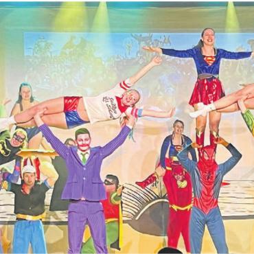 Beeindruckendes sportliches «Buch» - Akrobatischer Sport in Kostümen der Comic-Helden war sicher nicht einfach... Bilder: mub