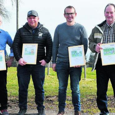 Mit ganz viel Leidenschaft - Sepp Portmann, Braunvieh Aargau, durfte die Besitzer der 100 000er-Kühe ehren: Hanspeter Müller, Michael Lang, Benno Rüttimann, Urs Meier und Cyrill Gauch, Präsident von Braunvieh Aargau (von links). Bilder: Annemarie Keusch
