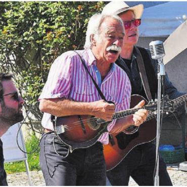 Produktangebot wird erweitert - Die Band «Wilhelm Toll» sorgt für die musikalische Umrahmung.    Bilder: mo