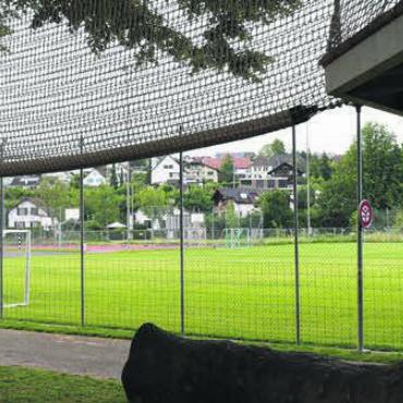 Mit Vernunft und Offenheit - Auf der grünen Wiese beim Schulhaus Junkholz ist ein Neubau geplant: Nach dem Nein zum Projektierungskredit gibt es jetzt Klärungsbedarf. Bild: Archiv/dm