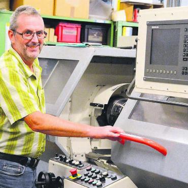 Präzisionsarbeit aus dem Freiamt - Früher wurden die Werkzeuge an der Drehbank geschaffen, heute hilft teilweise der Computer. «Der Maschinenbau hat eine unglaubliche Entwicklung durchlebt», weiss Georg Moser. Bild: Celeste Blanc