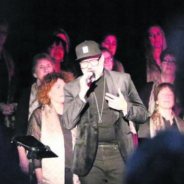 Papa flüstert ein «Wow» - Normalerweise ist er im Hintergrund, und mag es auch dort. Doch im Wohler Chappelehofsaal überzeugte Micha Dettwyler auch als Solist. Bild: spr