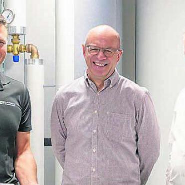 «Ich habe grosse Freude an der neuen Anlage» - Viel Freude an der neuen Heizung (v. l.): Peter Iten, Bernhard Seiler und Markus Egloff. Bild: zg