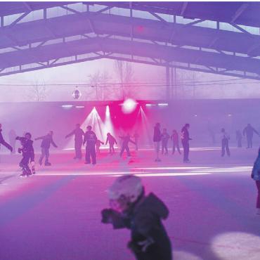 Noch einmal volles Programm - Am Abend sorgte die Eisdisco «Dancing On Ice» für Action auf der Wohler Eisbahn. Bilder: HC Wohlen Freiamt