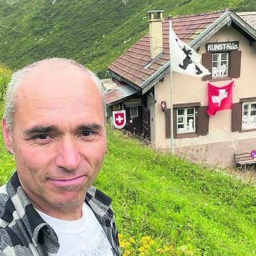 In die Kunst-Wildnis - Pirmin Breu und sein Häuschen im Hospental an der Gotthardpassstrasse.