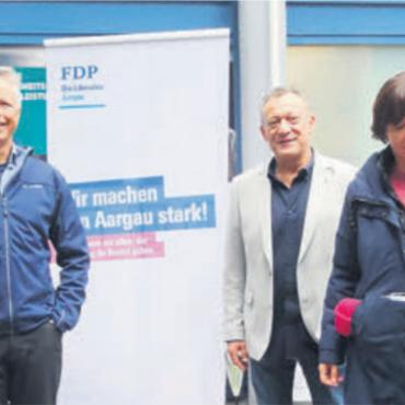 Im Kontakt mit der Bevölkerung - FDP-Grossratskandidierende bei der Standaktion in Muri, von links: Stefan Huwyler, Martin Walt, Alexander Eigensatz, Franziska Hirzel, Tobias Knecht. Bild: zg