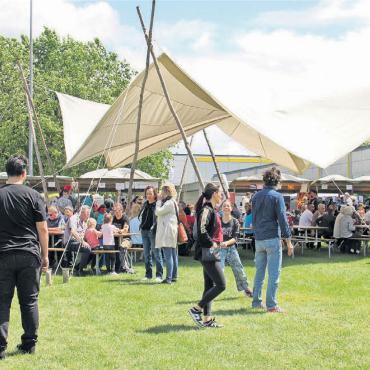 Wichtige Drehscheibe - Am diesjährigen Fest «Begegnung der Kulturen», welches mit dem Flüchtlingstag verbunden wurde, nahmen rund 800 Personen aus der Region teil. Bild: Archiv