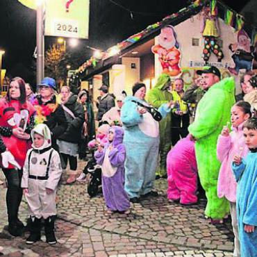 Fasnacht im Blut - Buntes Treiben an der Niederwiler Dorffasnacht, wo Gross und Klein zusammenkommt.