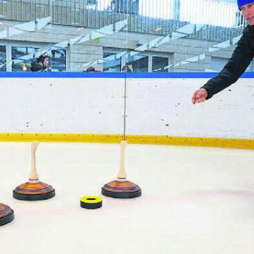 Sportliche Alternative auf dem Eis - Eisstockschiessen ist schnell erlernbar und eine sportliche Alternative zum Eislaufen oder Eishockey. Bild: zg