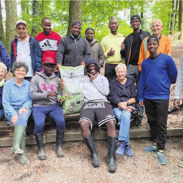 «Wir bleiben dran» - Gemeinsam mit Flüchtlingen aus drei Nationen hat der NAMU im letzten Jahr diverse Neophyteneinsätze im Murianer Wald durchgeführt.