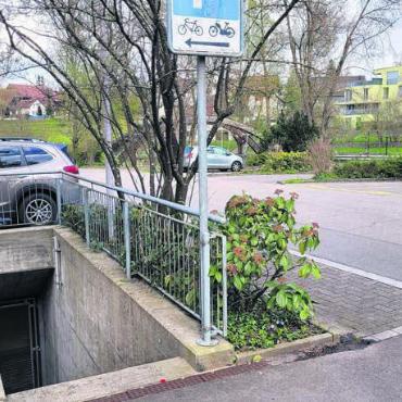 Platz für 150 Geflüchtete - Der Kanton eröffnet in Dottikon eine weitere unterirdische Unterkunft. Container vor dem Eingang sollen für den oberirdischen Aufenthalt sorgen. Bild: chh