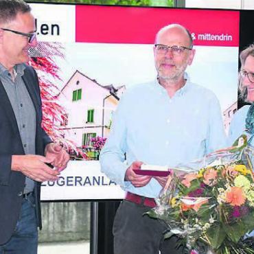 «Wohlen bietet ein buntes Mosaik» - 18 000. Einwohnerin und Einwohner von Wohlen: Gemeindeammann Arsène Perroud begrüsst Franziska und Hanspeter Kümin. Bild: dm