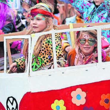 «Unvorstellbar schön» - Im Hippiebus fühlen sich diese zwei Mädchen wohl.