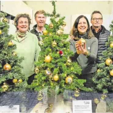 Weihnachtswald im ibw-Shop - Adventsdekoration 2025 des ibw-Shops, gestaltet vom Natur- und Vogelschutzverein Wohlen in Zusammenarbeit mit lokalen Künstlerinnen und Künstlern. Wald-Weihnachtsbäume mit Christbaumkugeln, bemalt von Théa Prado und Marcela Herzig mit einheimischen Tieren, Rotkehlchen aus Stoff und auf Lichttüten gezeichnet von Gianna Guarisco, Füchse und Eichhörnchen aus dem 3D-Drucker von Finn Ludl: (v. l.) Nicole Albrecht (Leiterin ibw-Shop), Simon Zubler (Geschäftsleiter IBW Energie AG), Andrea Fuchs (Co-Präsidentin NV Wohlen), Thomas Burkard (Co-Präsident NV Wohlen), Théa Prado (AR.the.RA), Arnold Meyer (Projektbetreuer NV Wohlen), Esther Clausen (Rechnungsführerin NV Wohlen), Marcela Herzig (AR.the.RA). Bild: pd