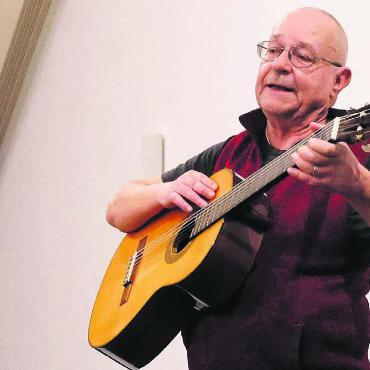 So gar nicht am Rande - Urs Habegger verwöhnte auch mit musikalischen Einlagen. Bild: sk