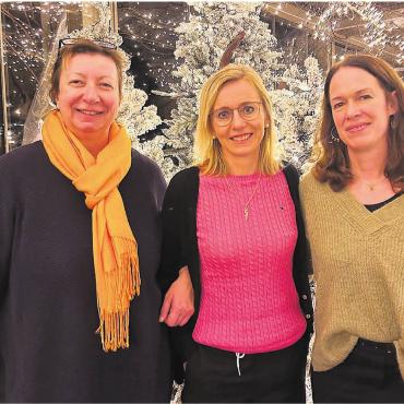 Vorfreude auf Weihnachten spüren - Bremgarten wird alljährlich zur kleinen Weihnachtsstadt voller Glanz und Wärme. Dieses Jahr soll dieser Zauber noch verstärkt werden. (V. l.) Biggi Winteler (Präsidentin FAB) sowie Sonja Schneiderbauer und Martina Eller von Bremgarten Tourismus hoffen, dass ganz viele Bremgarterinnen und Bremgarten sich an der Aktion Wiehnachtsfänschter beteiligen. Bild: Sabrina Salm