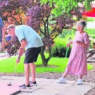 Theaterfreunde beim Minigolf - Präsident Markus Humbel war der Treffsicherste. Bild: zg