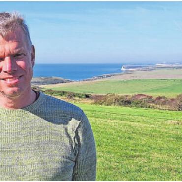 Doch wieder eine Frau im Rat - Gemeindeammann Simon Zubler freut sich in Eastbourne, UK, über seine Wiederwahl.