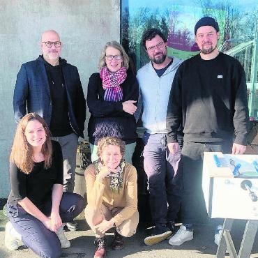 Geburtstagsparty für alle - Der Geburtstag der Jugendarbeit Mutschellen soll für alle Generationen gestaltet werden. Dafür ist das Festkomitee besorgt. Hinten von links: Patrik Luther, Mo Varain-Nesseler, Jonathan Blickenstorfer, Marcel Lepper. Vorne von links: Daniela Knecht sowie Esther Bläsi. Bild: zg
