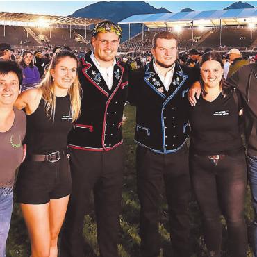 «Ich habe den König» - Glücklich, stolz, erleichtert. Joel Strebel umringt von seiner Familie. Von links: Mutter Christine, Freundin Aline, Joel Strebel, Christian Lanter, Schwester Lisa und Vater Kurt.
Bilder: Stefan Sprenger (2), Freshfocus (2)