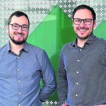 Erfolgsgeschichte aus Villmergen - Alain (links) und Pascal Jost setzen die Erfolgsgeschichte der Berg-Apotheke in Villmergen in dritter Generation fort. Bild: wam