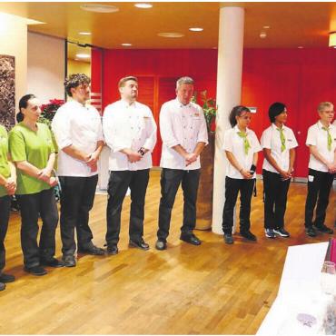 Starke Gemeinschaft - Das Team der Gastronomie weiss seine Gäste zu bewirten und sorgt mit grossem Einsatz für zwei gelungene Weihnachtsfeiern. Bilder: Stefan Treier