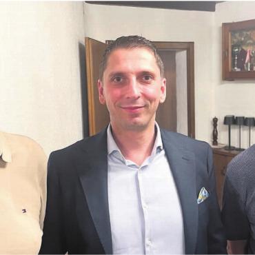 Etwas der Gemeinde zurückgeben - Freuen sich über seine Mitgliedschaft und Kandidatur (von links): Pierre Bütikofer, Mitte-Kandidat Nicola Bernabei, Adrian Engel. Bild: Britta Müller