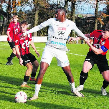 Die Festung ist gefallen - Nathan Kisisa kann von den Münsingern nicht gestoppt werden. Der Franzose ist mit zwei Toren der Matchwinner. Bild: Josip Lasic