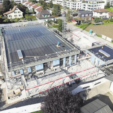 Bauverlauf beobachten - Der neue Kindergarten nimmt immer mehr Formen an. Bild: gk