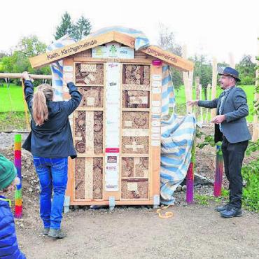 Paradies für die Kleinsten im Dorf - Gemeinderat Peter Wyss enthüllt zusammen mit IG-Vorstandsmitglied Susanne Nauer-Brand die originelle Sponsorentafel am Eingang zum Spielplatz.