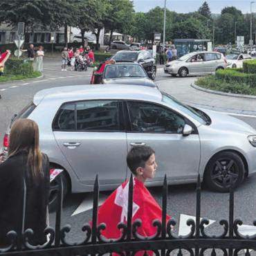 Ein bisschen Ausnahmezustand - Bus, Auto, Vespa: Alle fuhren hupend am Kirchenplatz in Wohlen vorbei. Die Polizei regelte den Verkehr, damit nicht ein riesiges Chaos in Wohlen ausbrach. Die Stimmung rund um den Kirchenplatz war hervorragend und die Menschen feierten ausgelassen.