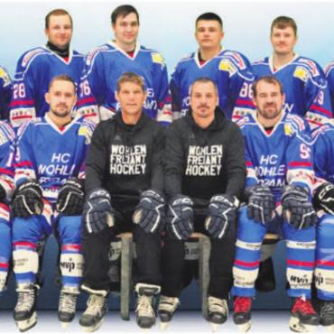 Transfercoup und Saisonstart «mit mehr Pep» - HC Wohlen-Freiamt 2025/26. Hinten, von links: Christian Streuli, Tim Wüthrich, Ramon Kalt, Alain Lavoyer, Elias Ubertini, Matthias Dönni, Joël Nietlisbach, Pascal Gnepf. Vorne: Rolf Franz, Robin Liniger, Raphael Amstutz, Patrick Siegwart (Trainer), Simon Strebel (Coach), Marc Gisler, Andreas Meyer, Maurits de Jongh. Es fehlen: Michael Frei, Kain Lázár, Fabian Liniger, Ramon Peter, Mike Wüthrich. Bild: zg