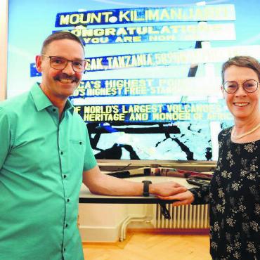 Ein Weg wie das Leben - Geschafft: Nach vielen anstrengenden Stunden haben Thomas und Marlen Vogel den Gipfel erreicht, wie ihre Bilder beweisen. Ihr Vortrag in Hägglingen stiess auf grosses Interesse. Bild: Chregi Hansen