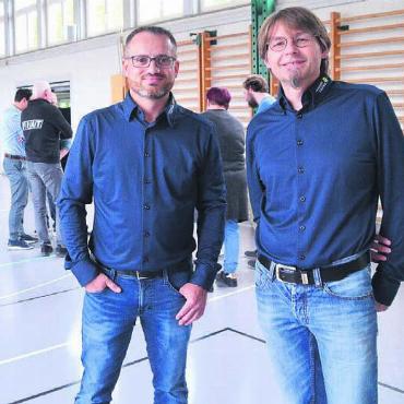 Strassensanierung traktandiert - Gemeindeammann Werner Trottmann (rechts) und Gemeinderat Beat Gloor empfingen zur Infoveranstaltung zur Strassensanierung. Bild: tst