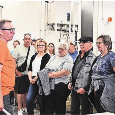 Qualität als wichtiges Merkmal - Geschäftsführer Hans-Peter Dick (oranges T-Shirt) weiss auf dem Rundgang viel Wissenswertes zu erzählen.