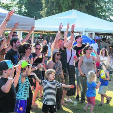 Reggae-Vibes und Sommerlaune - Am frühen Abend waren vor allem die Schattenplätze gefragt und war man um jede Abkühlung froh.