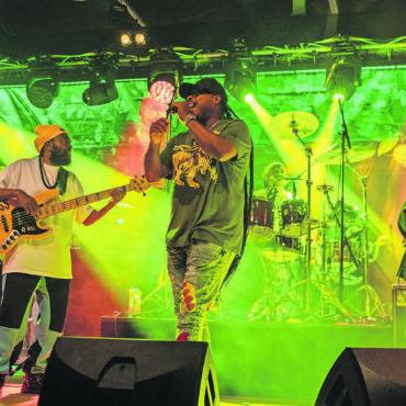 Reggae-Vibes und Sommerlaune - Sie sind zwar nicht mehr die Jüngsten, aber das Publikum begeistern können die Mitglieder von «Inner Circle» noch heute.